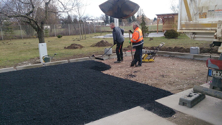 Parkflächen herstellen mit Asphalt Handeinbau Parkflächen herstellen mit Asphalt Handeinbau